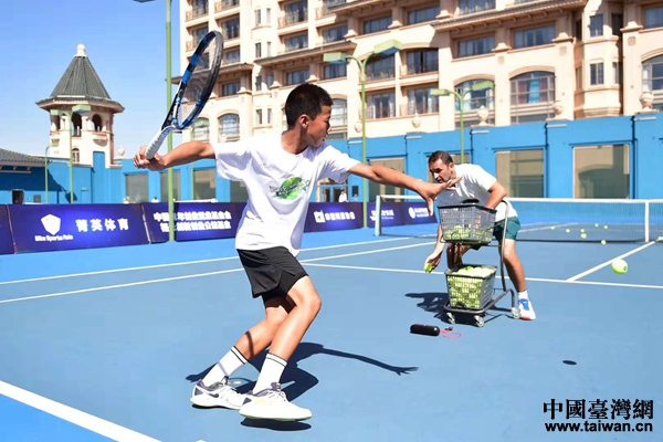 海峽兩岸青少年網(wǎng)球交流訓練營在廣州星河灣開營 海峽兩岸青少年網(wǎng)球交流訓練營在廣州星河灣開營