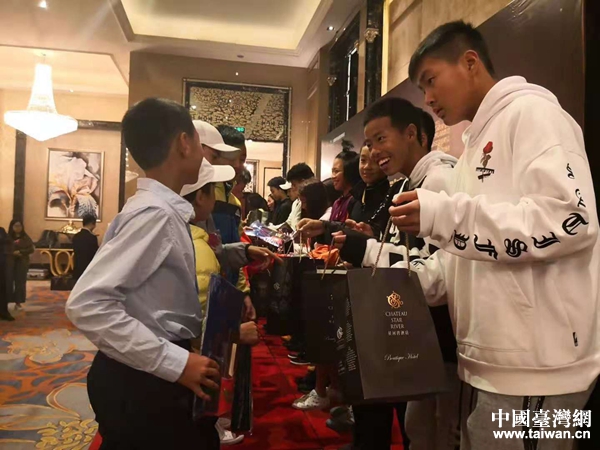 海峽兩岸青少年網(wǎng)球交流訓練營在廣州星河灣開營 海峽兩岸青少年網(wǎng)球交流訓練營在廣州星河灣開營