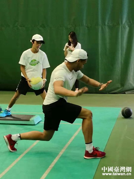 海峽兩岸青少年網(wǎng)球交流訓練營在廣州星河灣開營 海峽兩岸青少年網(wǎng)球交流訓練營在廣州星河灣開營