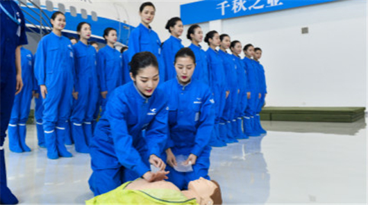 ��Փ����ʽ�_ʼǰ���c�����킃�F���^���˃ɰ�������չʾ���_�����˄ՆT�ڏB���w����