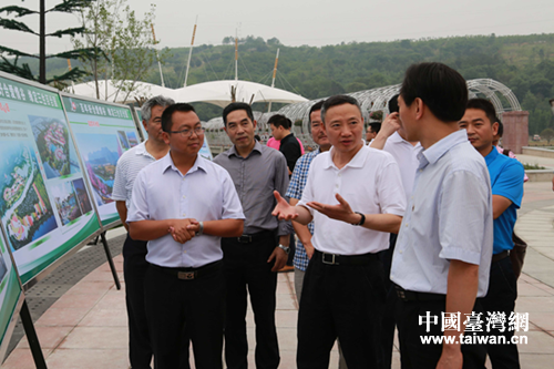 四川省臺辦主任周敏謙(右二)聽取百年好合愛情谷負責人(左一)工作匯報 四川省臺辦主任周敏謙(右二)聽取百年好合愛情谷負責人(左一)工作匯報