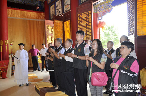 在明道宮敬拜三清道祖眾天尊 在明道宮敬拜三清道祖眾天尊