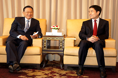四川省副省長甘霖(右)會見海基會前董事長江丙坤 四川省副省長甘霖(右)會見海基會前董事長江丙坤