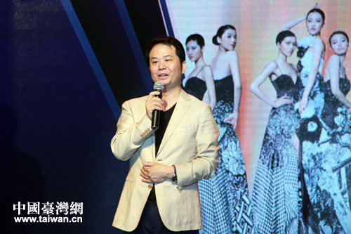 7月9日晚,“第22屆新絲路中國模特大賽報名起跑”新聞發布會在北京舉行。 7月9日晚,“第22屆新絲路中國模特大賽報名起跑”新聞發布會在北京舉行。