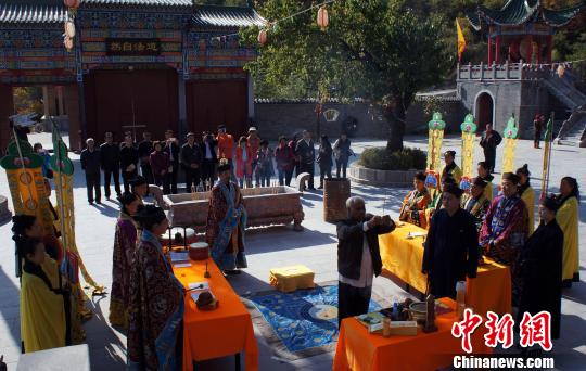 �����ú��{�ɰ������Ļ���ӑ��(hu��)��ɽ�|�����e�У��D������