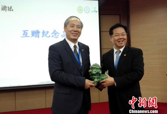 �B�T��W(xu��)У�L��猍(sh��)�����c�V����ɽ��W(xu��)У�L�_�����ڻ�ٛ�o(j��)��Ʒ ���ɽ �z