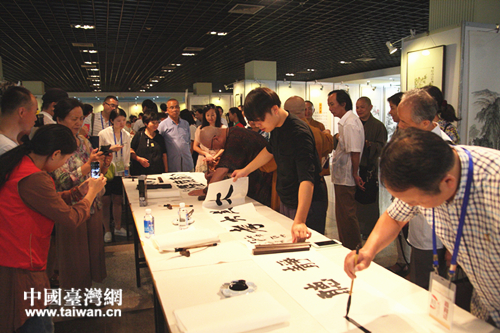 藝術(shù)家現(xiàn)場(chǎng)創(chuàng)作 藝術(shù)家現(xiàn)場(chǎng)創(chuàng)作