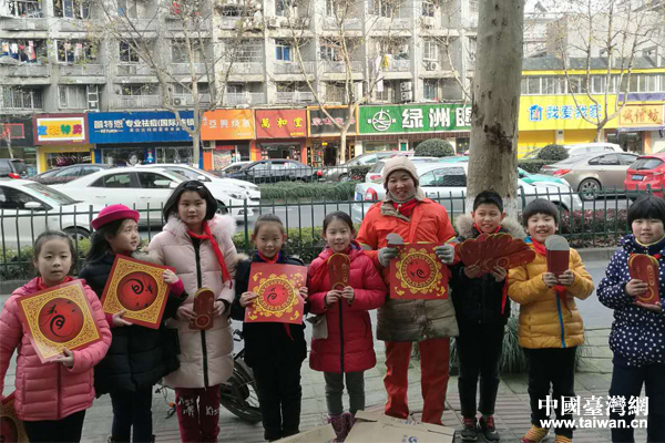 送福的小學生合影 送福的小學生合影