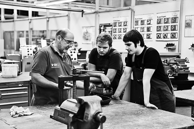 圖為鉗工學生在聽師傅講課本報記者 王懷成攝 圖為鉗工學生在聽師傅講課本報記者 王懷成攝