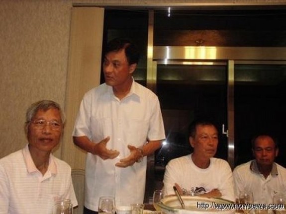 民進黨2014七合一選舉,競爭激烈的臺中市長選舉提名,在前民進黨秘書長蘇嘉全(左二)宣布退選後,黨中央今(30)日表示,將由民進黨立委林佳龍、蔡其昌兩位參選人在12月30日進行民調(diào)。(圖:資料照片) 民進黨2014七合一選舉,競爭激烈的臺中市長選舉提名,在前民進黨秘書長蘇嘉全(左二)宣布退選後,黨中央今(30)日表示,將由民進黨立委林佳龍、蔡其昌兩位參選人在12月30日進行民調(diào)。(圖:資料照片)