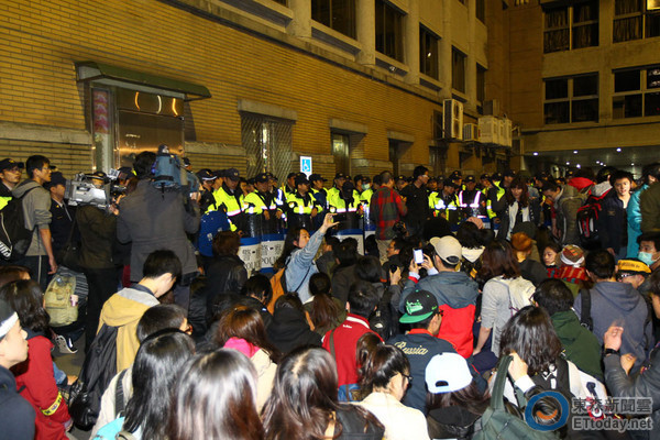 ���˘�:��ʧ�ؿ��hȺ���е�ʹ�� �����ɾ���������x