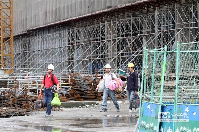 工作人員收拾物品,陸續離開大巨蛋工地。(中時電子報圖 陳信翰攝) 工作人員收拾物品,陸續離開大巨蛋工地。(中時電子報圖 陳信翰攝)