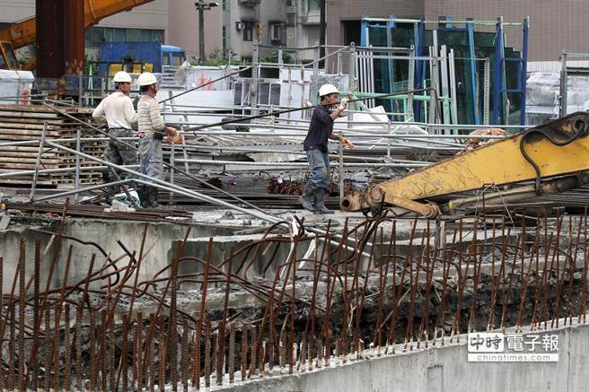 工程人員上午仍忙碌施工。(中時電子報圖 陳信翰攝) 工程人員上午仍忙碌施工。(中時電子報圖 陳信翰攝)