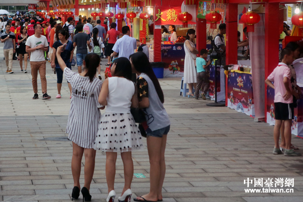 �ڰ���һ������֮�󣬃ɰ���ɫ�R��ӿ�F(xi��n)����ʳ�͡����Ї��_���W(w��ng) �ν��� �z��