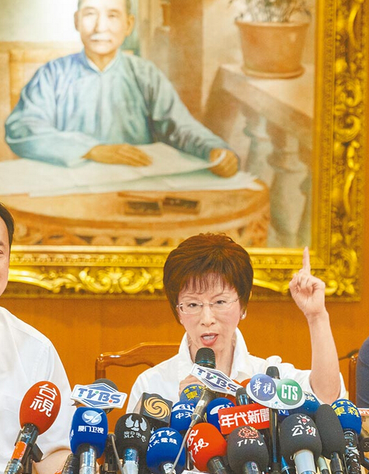 洪秀柱坦蕩面對罹癌爆料,選舉操弄成就抗癌英雄。(中時電子報圖) 洪秀柱坦蕩面對罹癌爆料,選舉操弄成就抗癌英雄。(中時電子報圖)