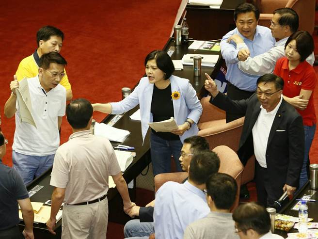 27日晚間7時(shí)許,藍(lán)綠“立委”爆發(fā)口角 27日晚間7時(shí)許,藍(lán)綠“立委”爆發(fā)口角