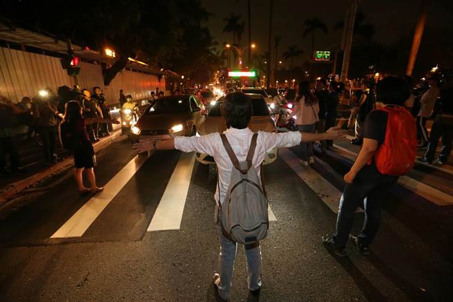 Ⱥ���������܇���c����ɽ��·�������{�?c��)˲��M���F(xi��n)����������