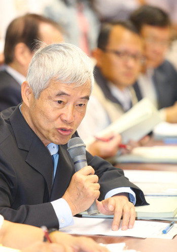 臺當(dāng)局“交通部長”賀陳旦(左)資料照。(圖片來源:臺灣《聯(lián)合報》) 臺當(dāng)局“交通部長”賀陳旦(左)資料照。(圖片來源:臺灣《聯(lián)合報》)