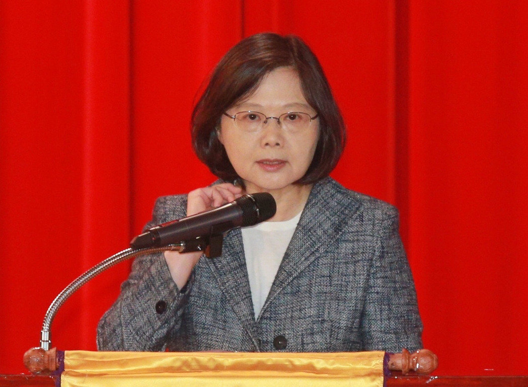 蔡英文談"一例一休"稱很痛苦 藍:一堆發夾彎還痛苦? 蔡英文談"一例一休"稱很痛苦 藍:一堆發夾彎還痛苦?