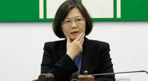 蔡英文被封“蔡三多:軌道多拒馬多辦公室多(圖片來源網絡) 蔡英文被封“蔡三多:軌道多拒馬多辦公室多(圖片來源網絡)