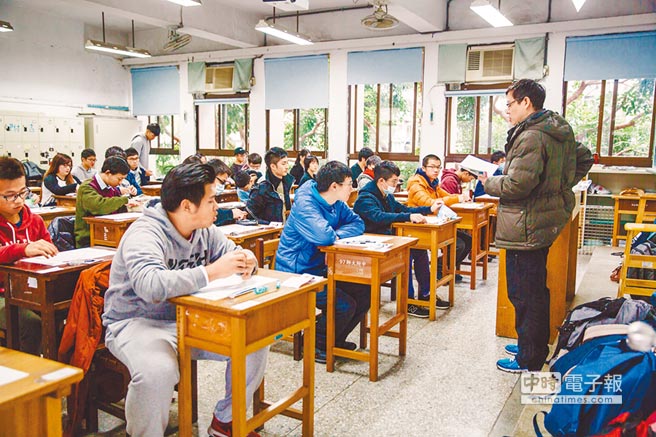 從“7分上大學”到升學不設限 看蔡當局治下臺灣學子的平庸之路 從“7分上大學”到升學不設限 看蔡當局治下臺灣學子的平庸之路