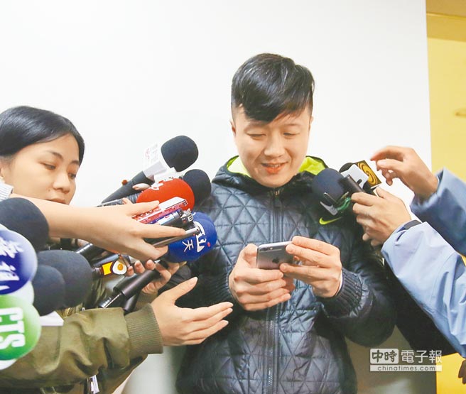 �����h�݅f�ɆT����𩱻��͵���Ԑ�ӰƬ���D��