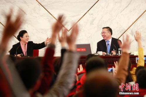 資料圖:2016年3月2日,全國政協(xié)十二屆四次會議新聞發(fā)布會在北京人民大會堂舉行,大會新聞發(fā)言人王國慶(右)回答中外記者提問。中新社記者 盛佳鵬 攝