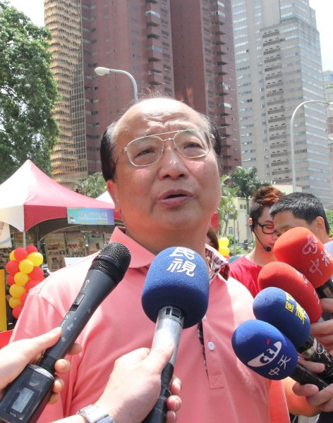 胡志強(qiáng)回應(yīng)政見抄襲:汗水比口水重要。(臺(tái)媒圖) 胡志強(qiáng)回應(yīng)政見抄襲:汗水比口水重要。(臺(tái)媒圖)