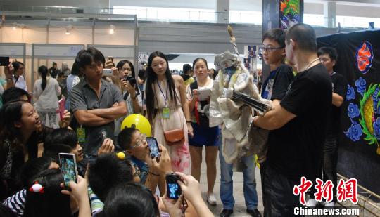 臺(tái)灣傳統(tǒng)布袋戲內(nèi)地演出 山城動(dòng)漫迷熱捧 臺(tái)灣傳統(tǒng)布袋戲內(nèi)地演出 山城動(dòng)漫迷熱捧