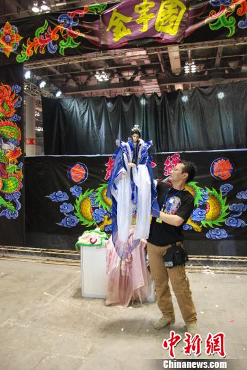 臺(tái)灣傳統(tǒng)布袋戲內(nèi)地演出 山城動(dòng)漫迷熱捧 臺(tái)灣傳統(tǒng)布袋戲內(nèi)地演出 山城動(dòng)漫迷熱捧