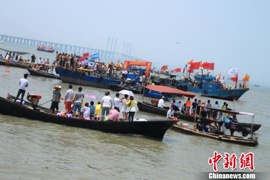 逾萬民眾福建石獅齊鬧端午 閩臺(tái)對(duì)渡海上潑水引鄉(xiāng)愁 逾萬民眾福建石獅齊鬧端午 閩臺(tái)對(duì)渡海上潑水引鄉(xiāng)愁