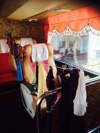 大陸還自備曬衣繩夾,儼然把整個游覽車當成自己的曬衣場。(資料圖片:臺灣東森新聞網)