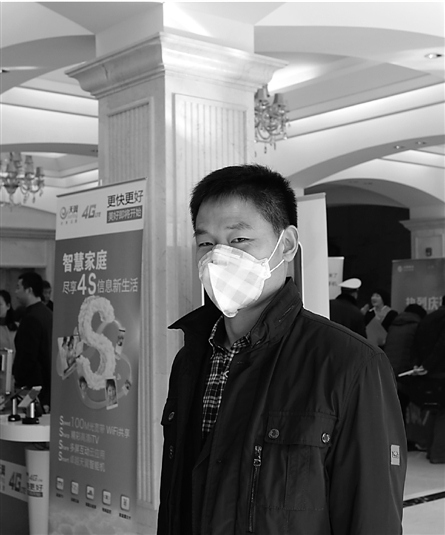 人大代表戴口罩報到:“霧霾話題,我們最關注” 人大代表戴口罩報到:“霧霾話題,我們最關注”